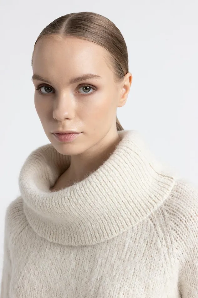 Peserico Knitwear Woman Alpaca And Mohair Bare Shoulder Sweater Natural White Peserico Knitwear Woman Alpaca And Mohair Bare Shoulder Sweater Natural White