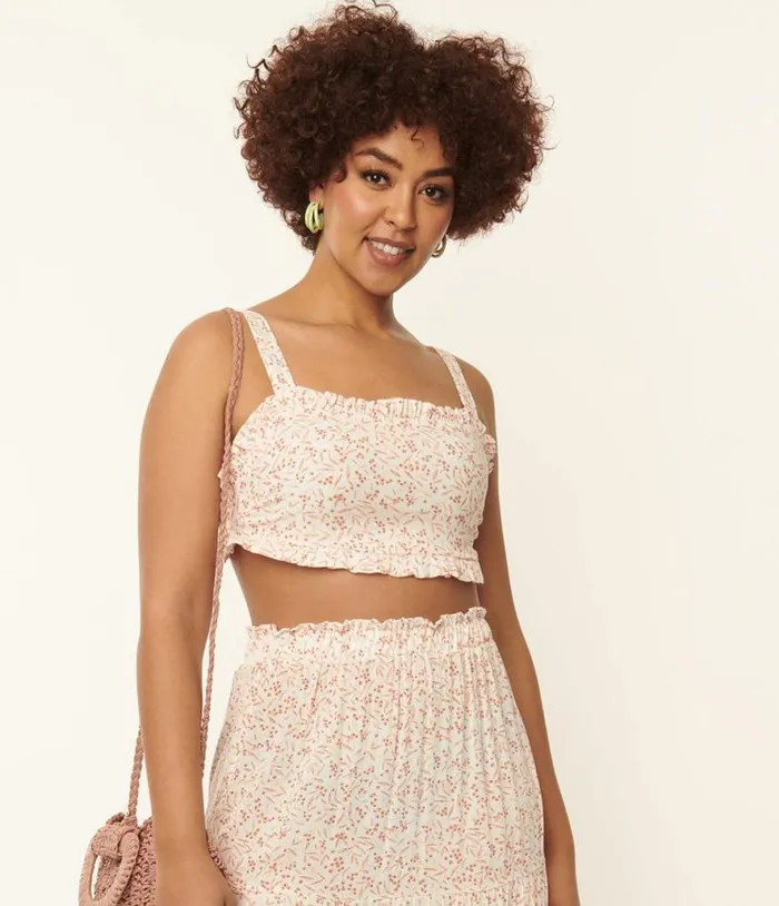 1970s Ivory and Coral Berries Print Crop Top Clothing Unique Vintage Blouses 1970s Ivory and Coral Berries Print Crop Top Clothing Unique Vintage Blouses