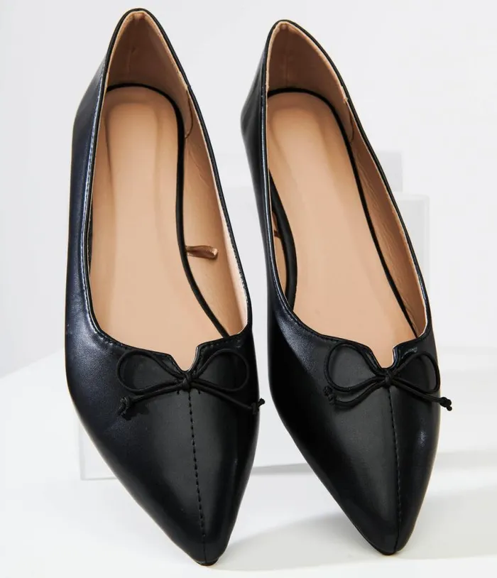 1990s Black Bow Pointed Leatherette Flats Shoes Unique Vintage Flats