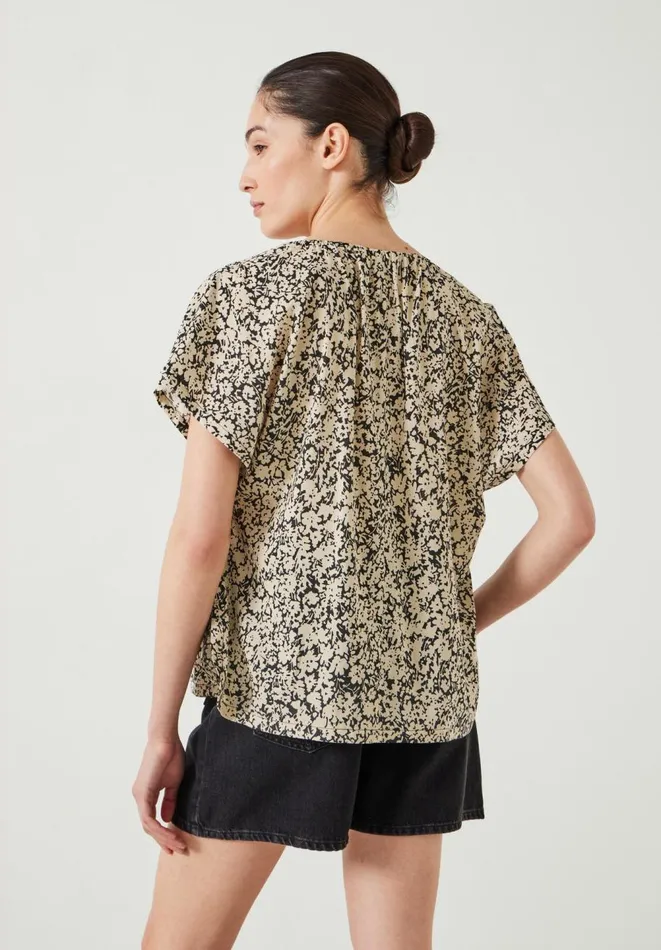 Hush Shirts and Blouses Women Taz Short Sleeve Blouse Silhouette Floral Neutral Hush Shirts and Blouses Women Taz Short Sleeve Blouse Silhouette Floral Neutral