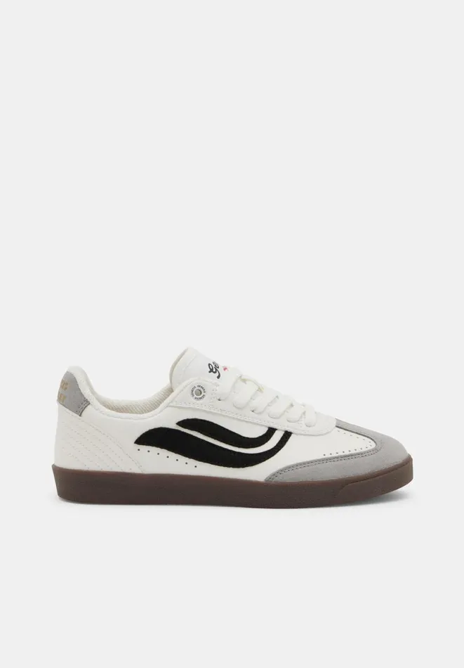 Hush Trainers Women Genesis GVolley Trainers Whiteblack